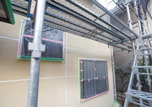 高圧洗浄機で外壁の汚れを落とす作業