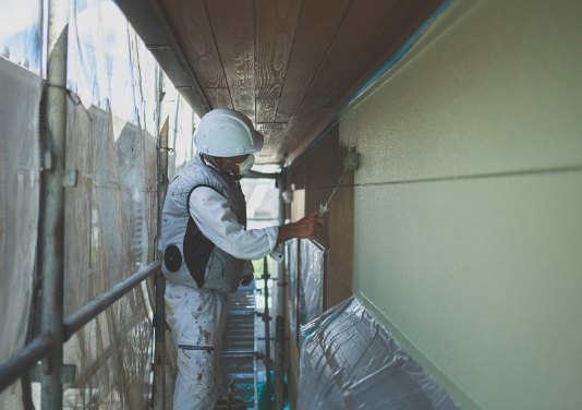 外壁を塗装する作業