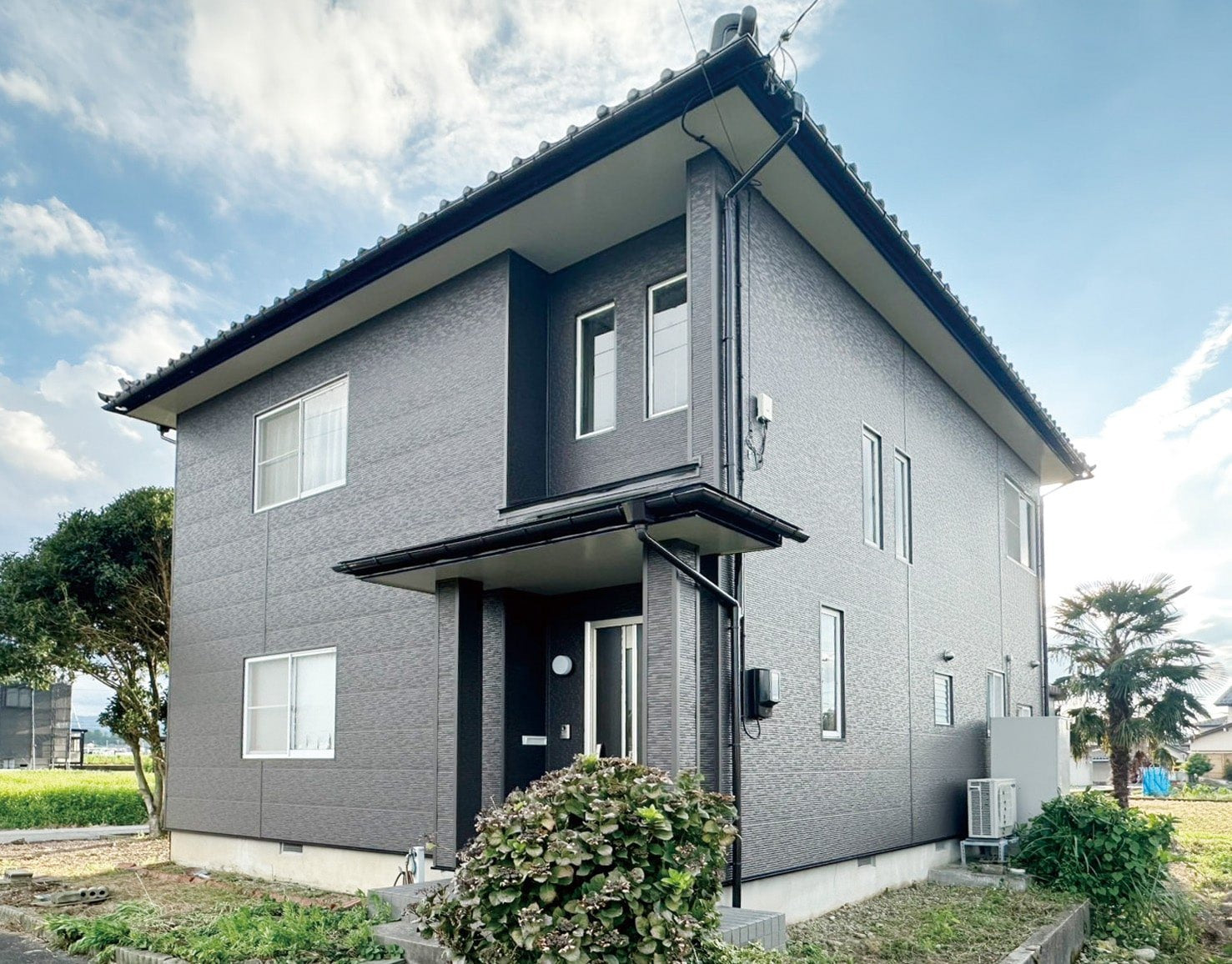 外壁塗装でモダンな外観に生まれ変わった住宅