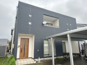 壁のはがれや汚れがなくなりまるで新築のように生まれ変わりました！！